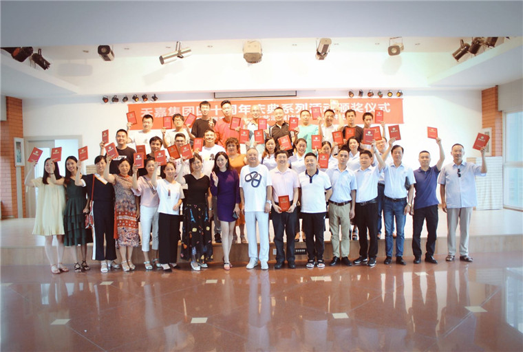 银河集团官网集团四十周年体育、演讲、文艺汇演角逐获奖者全集与银河集团官网集团向导合影 (2).jpg